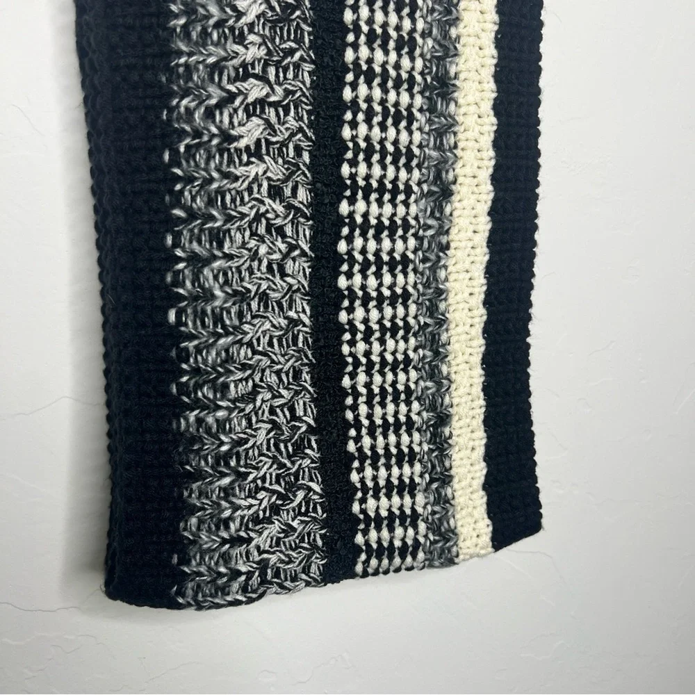 Black and white knit scarf